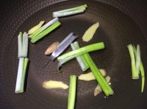锅内放水，放入葱姜和少量的料酒，烧开