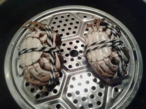 水开后将大闸蟹腹背向上，放入蒸锅中，大火蒸15分钟