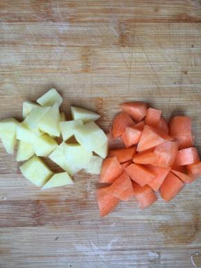 土豆胡萝卜去皮切成块，洋葱切成丝备用