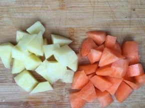 土豆胡萝卜去皮切成块，洋葱切成丝备用