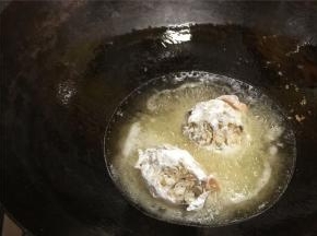 锅内放油加热，放入切好的蟹块煎至表面金黄，捞出备用