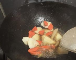 土豆和胡萝卜放入锅内煎至表面金黄，捞出备用