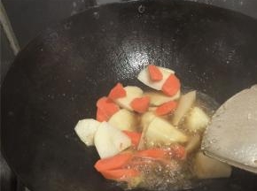土豆和胡萝卜放入锅内煎至表面金黄，捞出备用