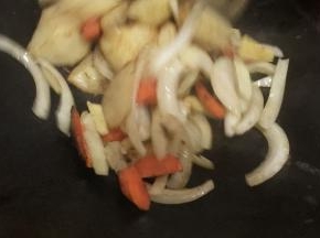 锅内留底油放入洋葱煸炒出香味，倒入炸好的蟹块和胡萝卜土豆翻炒