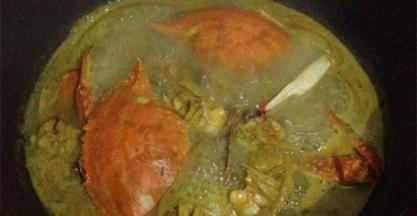 锅内加没过食材的水，放入咖喱块，搅拌至咖喱块融化