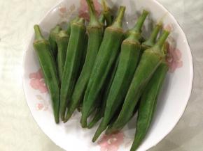 将秋葵表面的细毛洗干净，沥干备用