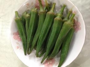 将秋葵表面的细毛洗干净，沥干备用