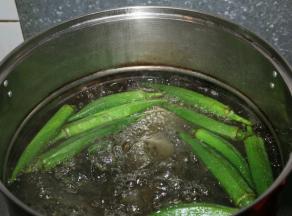 锅中加清水，水开后把秋葵放进去煮1分钟左右，变色后捞出
