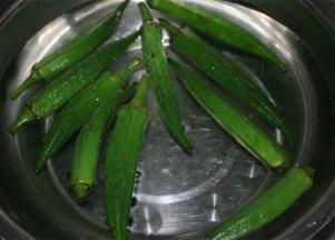 把焯好的秋葵放入凉水中浸泡