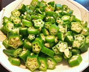 用刀把秋葵切成厚片，放入蒜粒、生抽，搅拌均匀即可