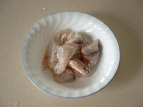 鲶鱼洗净去头尾，切成鱼片，加料酒、盐、白糖腌制5分钟