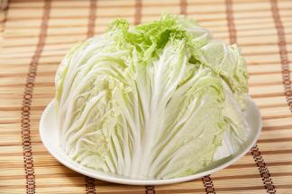 将蔬菜洗干净，锅中加水放少许盐，煮至5成熟