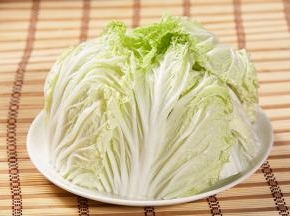 将蔬菜洗干净，锅中加水放少许盐，煮至5成熟