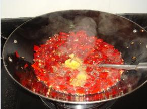 炒锅加入少量油，把花椒、辣椒、生姜片放入锅中爆炒出香，而后将葱、辣椒酱、红油放入锅中翻炒出香