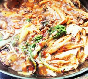 鱼肉8成熟时，加少量水，把焯好的蔬菜放入，再加适量的盐煮熟即可