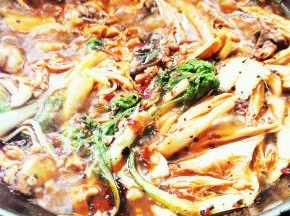 鱼肉8成熟时，加少量水，把焯好的蔬菜放入，再加适量的盐煮熟即可