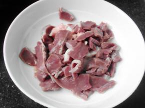 猪心用水浸泡，将血去除，洗净切片