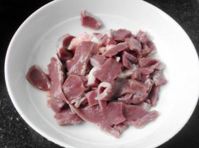 猪心用水浸泡，将血去除，洗净切片