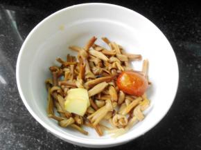 黄花菜洗净，打结