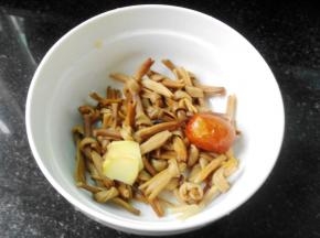 黄花菜洗净，打结