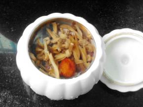 将猪心、黄花菜、蜜枣、姜片一起下入炖盅，放入适量盐，加满水炖煮