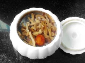 将猪心、黄花菜、蜜枣、姜片一起下入炖盅，放入适量盐，加满水炖煮