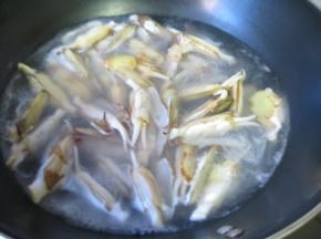 把吐尽砂石的蛏子洗干净，入沸水中焯一下