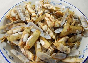 焯好后把蛏子捞出装盘