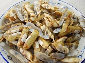 焯好后把蛏子捞出装盘