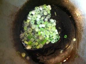 炒锅放油，倒入葱花炒香