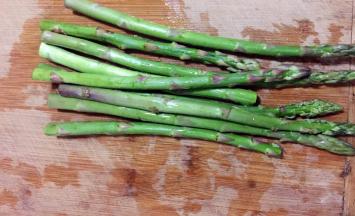 芦笋用刀削去老皮，洗净之后切成小段