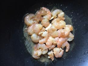 锅内放油加热，油热之后放入虾仁翻炒至变色捞出