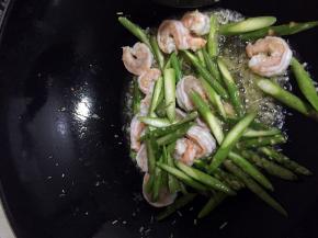 倒入炒好的虾仁，放适量的盐和少许的黑胡椒粉翻炒均匀就可以出锅了