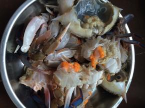 买来的螃蟹清洗干净，剥去蟹壳，切成适当的块状