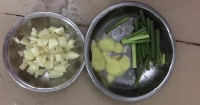 葱姜切片，香葱切成段备用