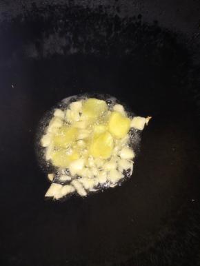 锅内放油加热，放入姜蒜煸出香味