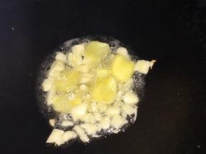 锅内放油加热，放入姜蒜煸出香味