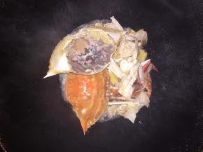 放入螃蟹，加入适量的料酒和生抽，翻炒均匀