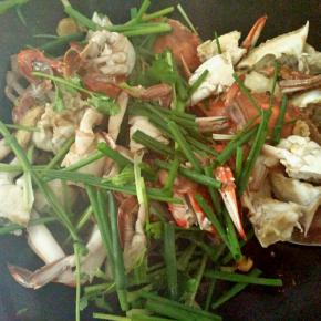 放入葱段翻炒均匀