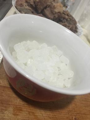 冰糖放入碗中备用