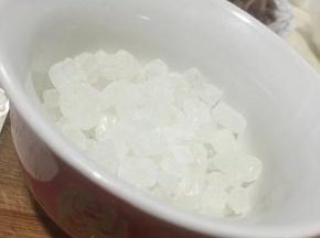 冰糖放入碗中备用
