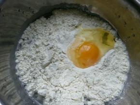 把鸡蛋打散，放上少许面粉、鸡精和食盐，和沥干水分的槐花一起搅拌均匀