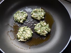 锅中少油，用勺子把调和好的面糊放入锅中小火煎