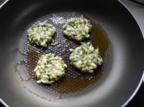 锅中少油，用勺子把调和好的面糊放入锅中小火煎