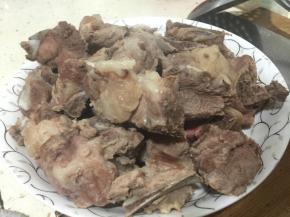 锅内加清水，冷水下排骨，煮至沸腾，撇去血沫，捞出沥干水分