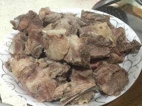 锅内加清水，冷水下排骨，煮至沸腾，撇去血沫，捞出沥干水分