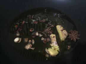 锅内留底油，油热之后放入八角，三奈，老姜和花椒，小火煸香