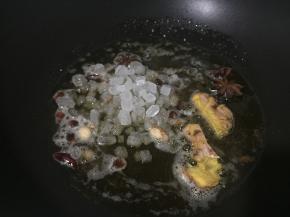 锅内放入冰糖，小火炒至完全融化