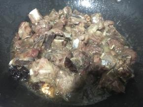 放入炸好的排骨，翻炒至上色均匀