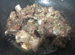 放入炸好的排骨，翻炒至上色均匀